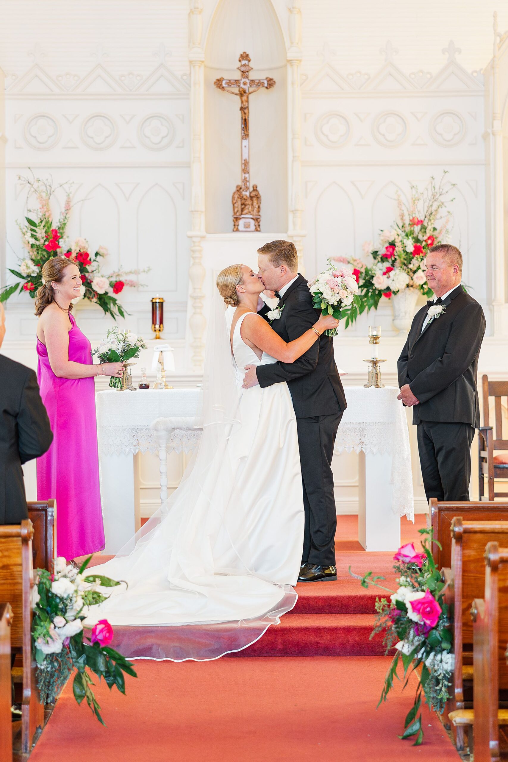 kiss picture during wedding ceremony 